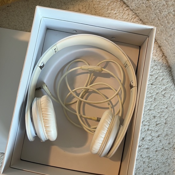 Beats By Dre Solo HD Headphones - Picture 6 of 12